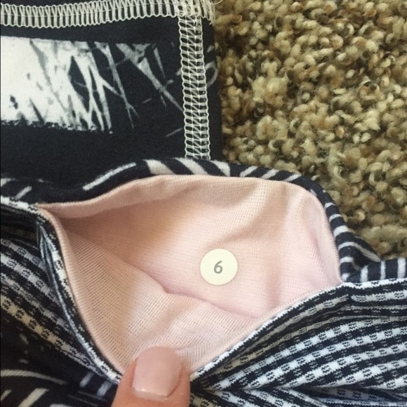 •{Lululemon} Wunder Under Crop - Shady Palms• - Picture 4 of 4